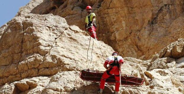 نجات ۲ کوهنورد در کوه‌های منطقه شیرز